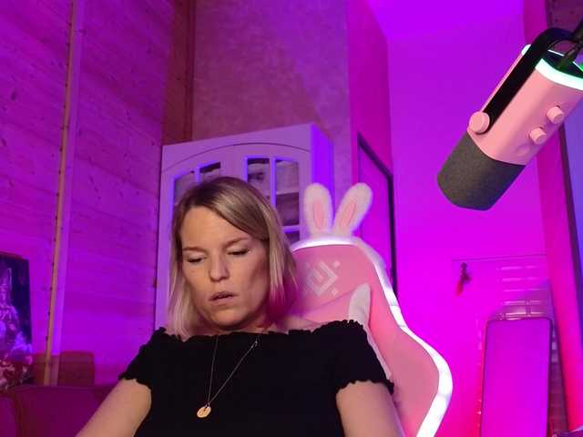 sweeteve050 live cam on BongaCams