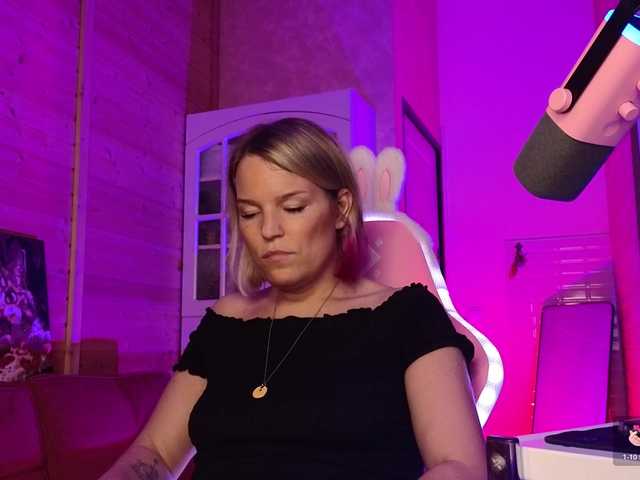 sweeteve050 live cam on BongaCams