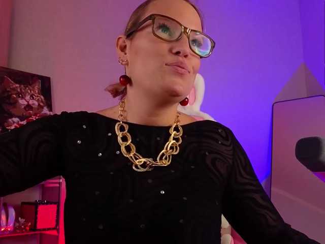 sweeteve050, live now on BongaCams