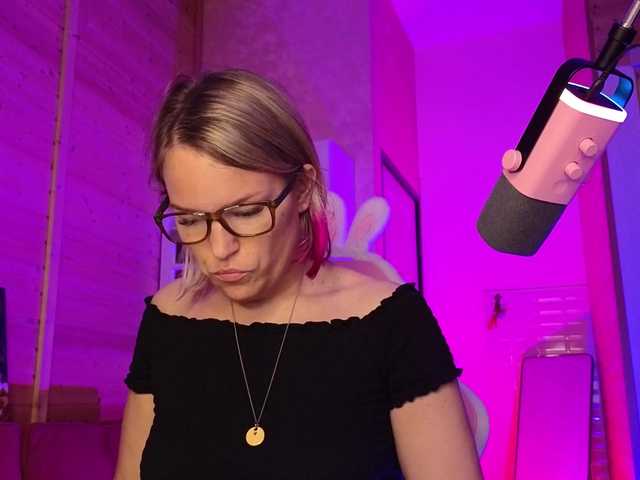 sweeteve050 live cam on BongaCams