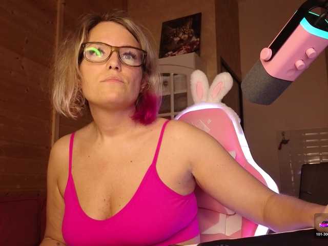 sweeteve050 live cam on BongaCams