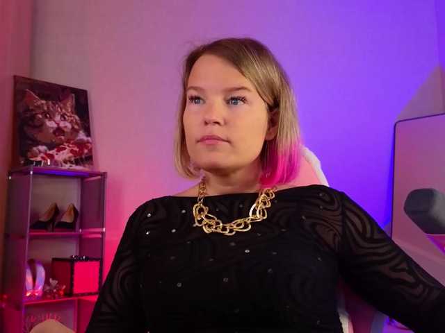 sweeteve050, live now on BongaCams