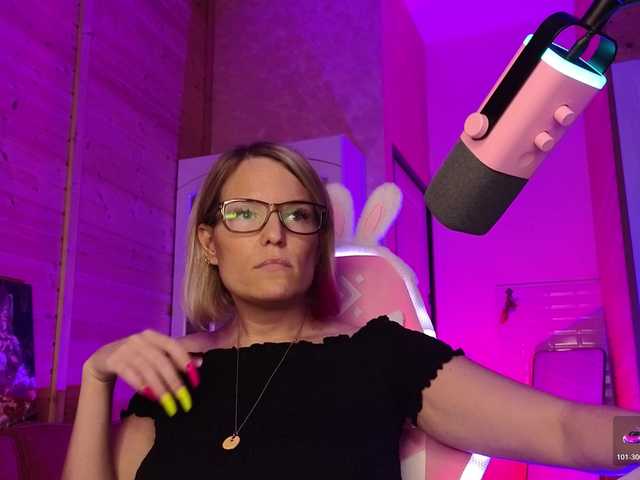 sweeteve050 live cam on BongaCams