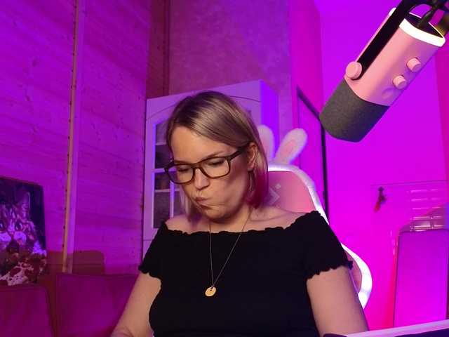 sweeteve050 live cam on BongaCams