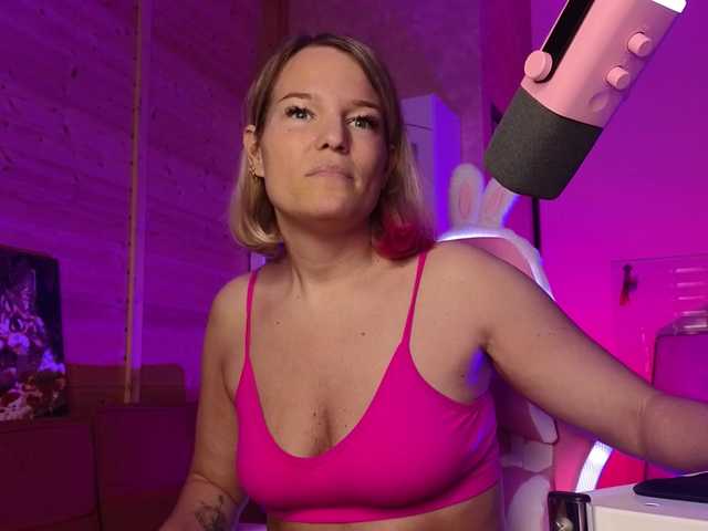 sweeteve050 live cam on BongaCams