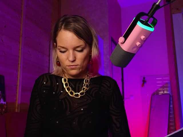 sweeteve050 live cam on BongaCams