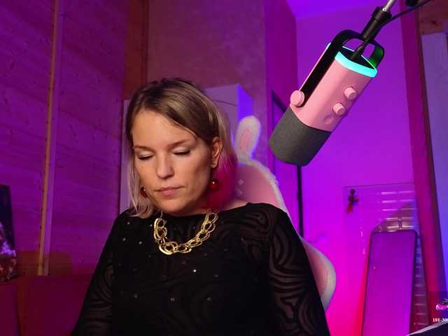 sweeteve050 live cam on BongaCams