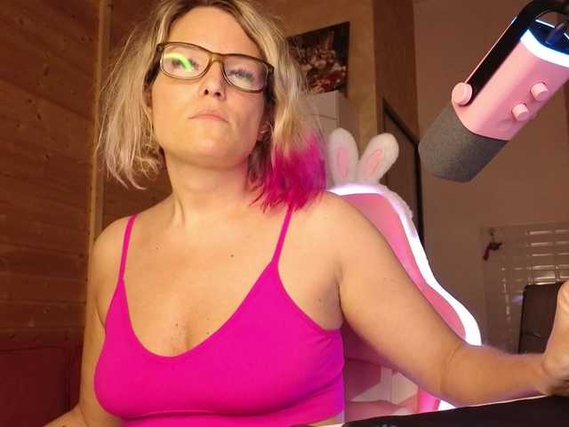 sweeteve050 live cam on BongaCams