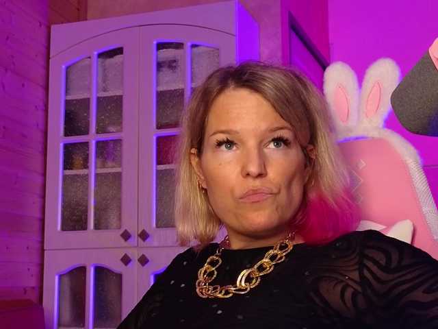 sweeteve050 live cam on BongaCams