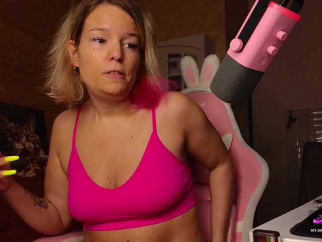 sweeteve050 live cam on BongaCams