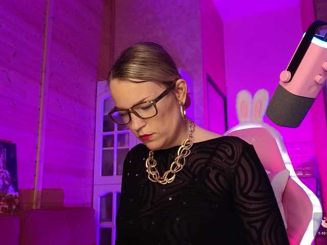 Findom_Lady_Shine webcam