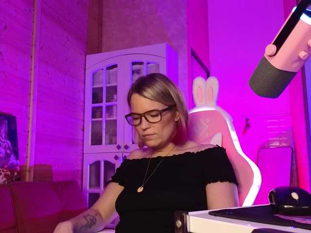 sweeteve050 live cam on BongaCams