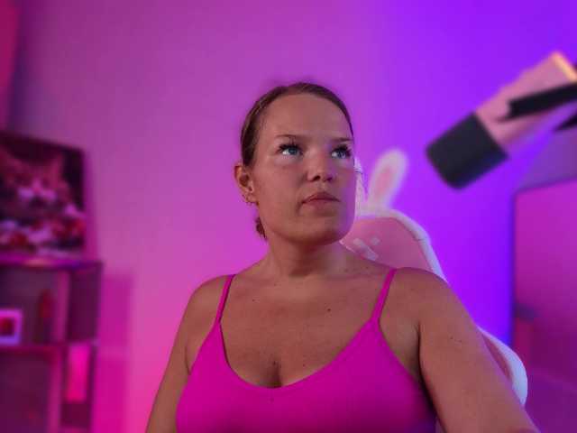 sweeteve050 live cam on BongaCams