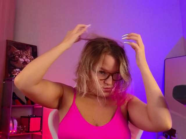 sweeteve050, live now on BongaCams
