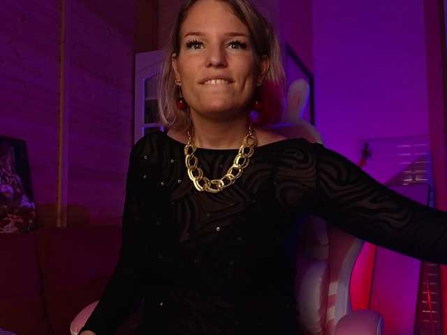 sweeteve050 live cam on BongaCams