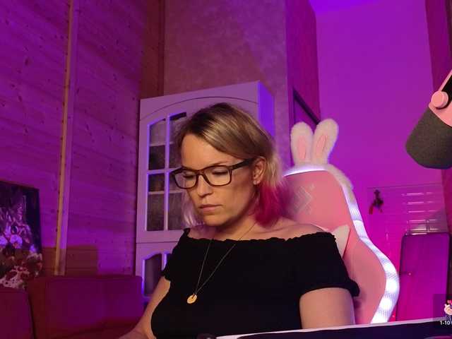 sweeteve050 live cam on BongaCams