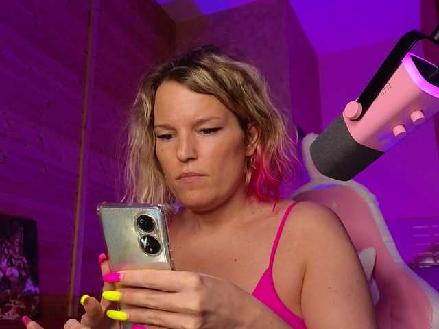 sweeteve050 live cam on BongaCams