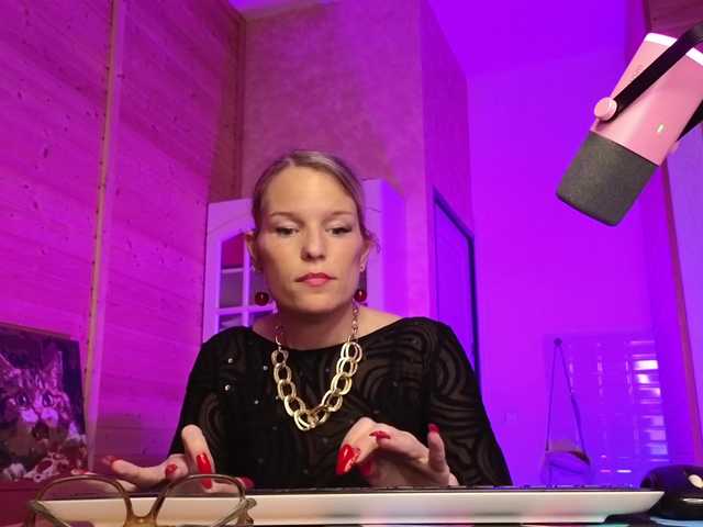 sweeteve050's BongaCams show and profile