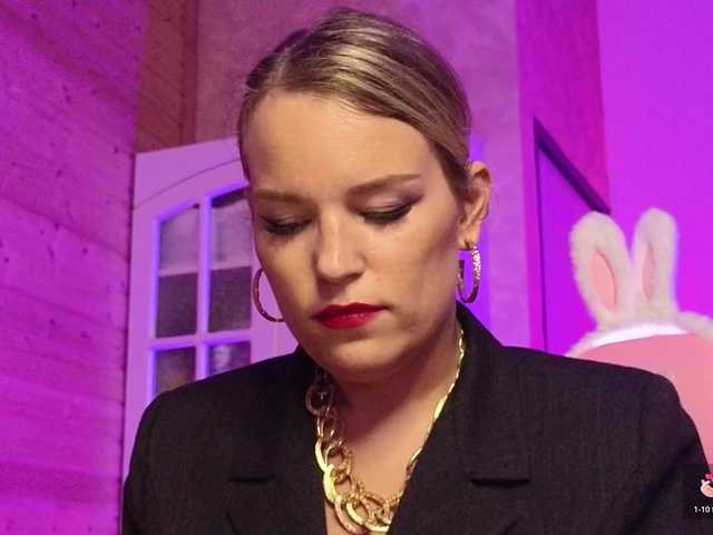 le modèle Findom_Lady_Shine est en webcam porno dans un show sur le site bongacams, il possède les tags suivants: White/Caucasian,Blonde,Shaved