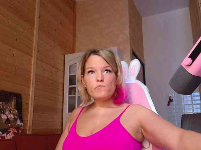 Findom_Lady_Shine webcam