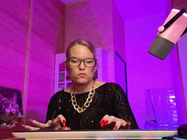 Findom_Lady_Shine webcam