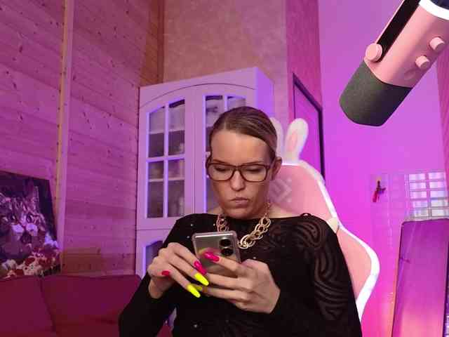 Findom_Lady_Shine webcam