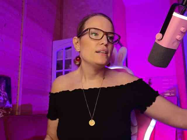Findom_Lady_Shine webcam
