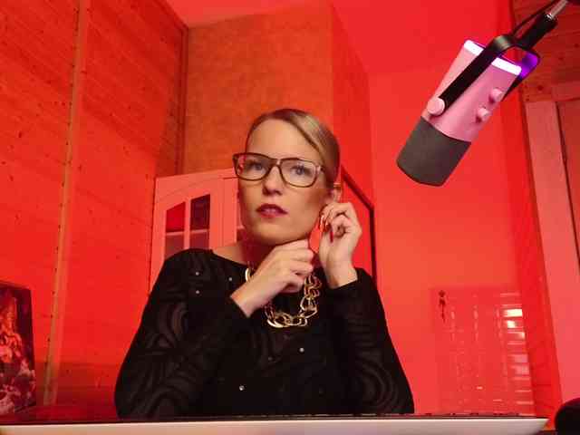 Findom_Lady_Shine webcam