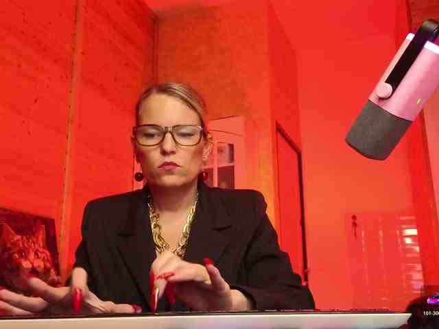 Findom_Lady_Shine webcam