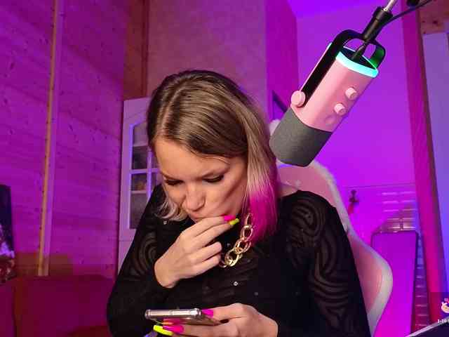 Findom_Lady_Shine webcam