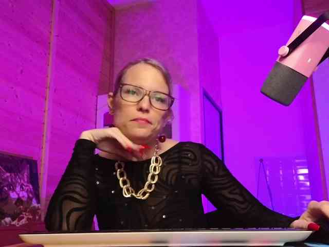 Findom_Lady_Shine webcam