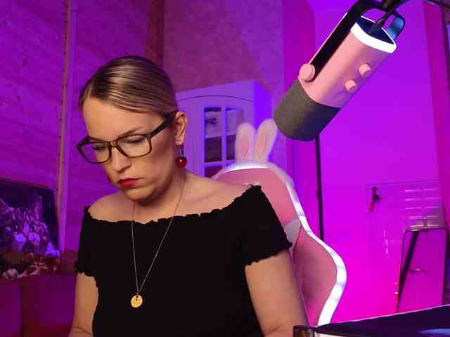Findom_Lady_Shine webcam