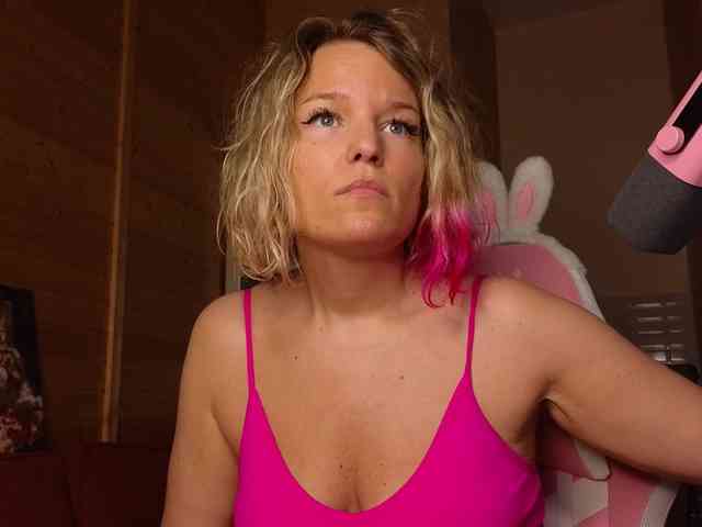 Findom_Lady_Shine webcam