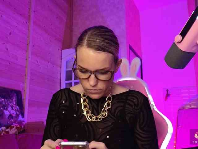 Findom_Lady_Shine webcam