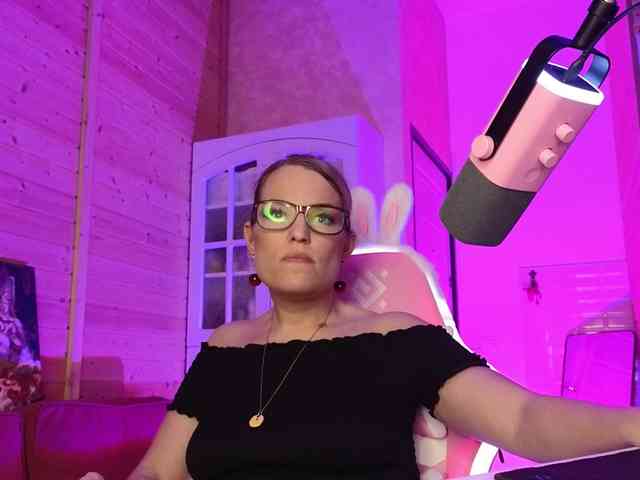 Findom_Lady_Shine webcam