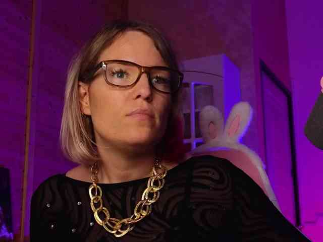 Findom_Lady_Shine webcam