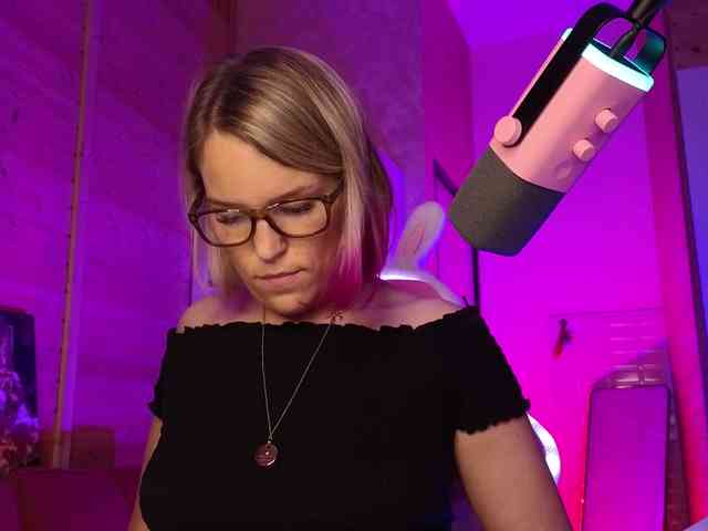 Findom_Lady_Shine webcam