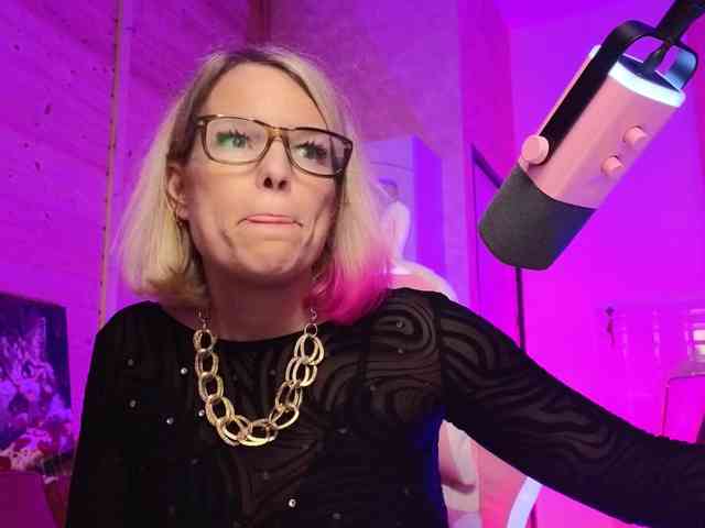 Findom_Lady_Shine webcam
