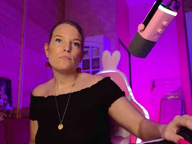 Findom_Lady_Shine webcam