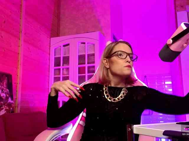 Findom_Lady_Shine webcam