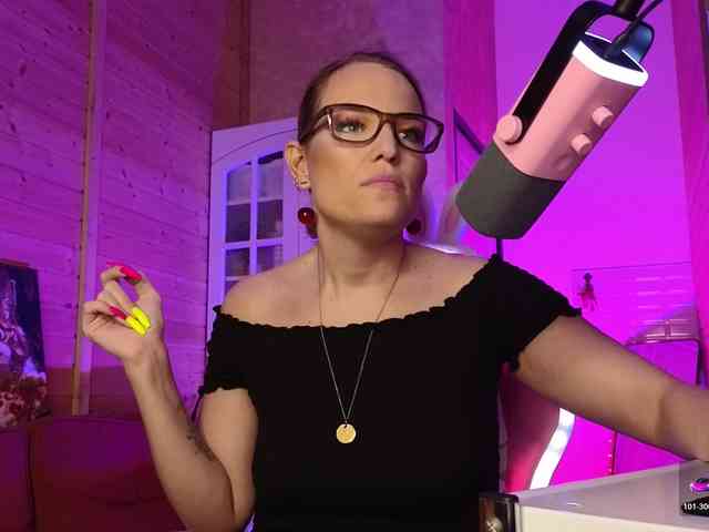 Findom_Lady_Shine webcam
