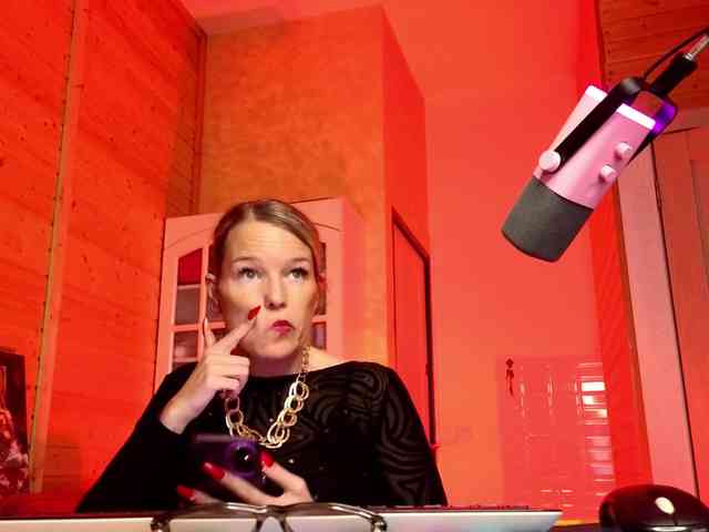 Findom_Lady_Shine webcam