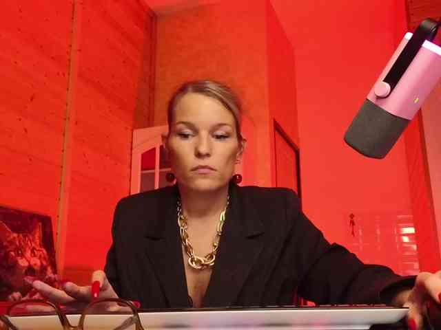 Findom_Lady_Shine webcam