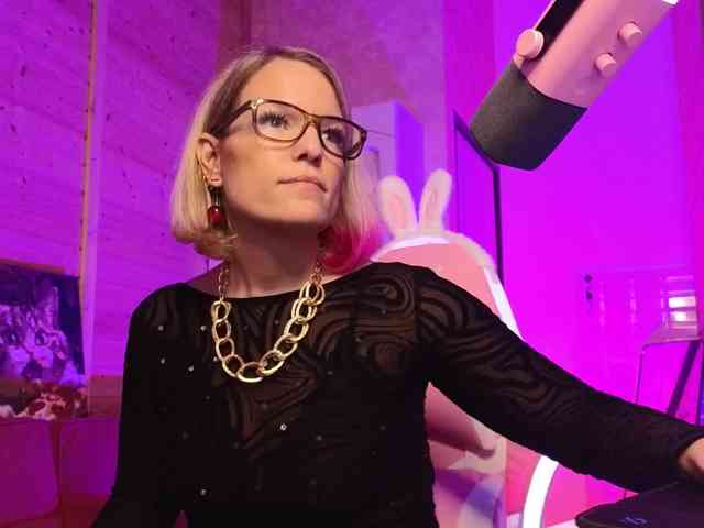 Findom_Lady_Shine webcam