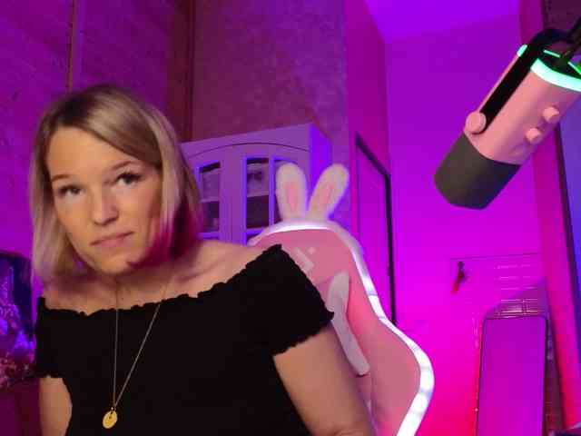 Findom_Lady_Shine webcam
