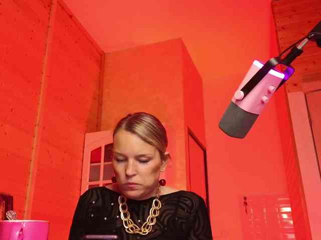 Findom_Lady_Shine webcam