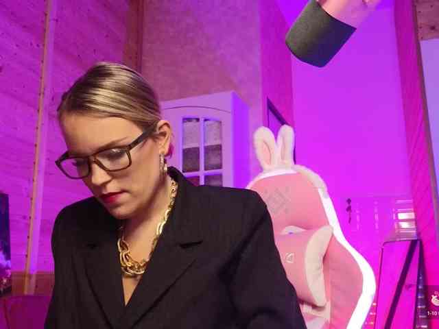 Findom_Lady_Shine webcam