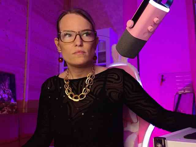 Findom_Lady_Shine webcam
