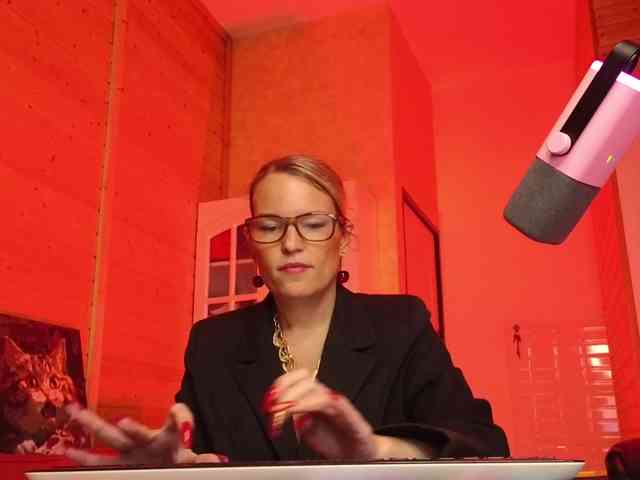 Findom_Lady_Shine webcam