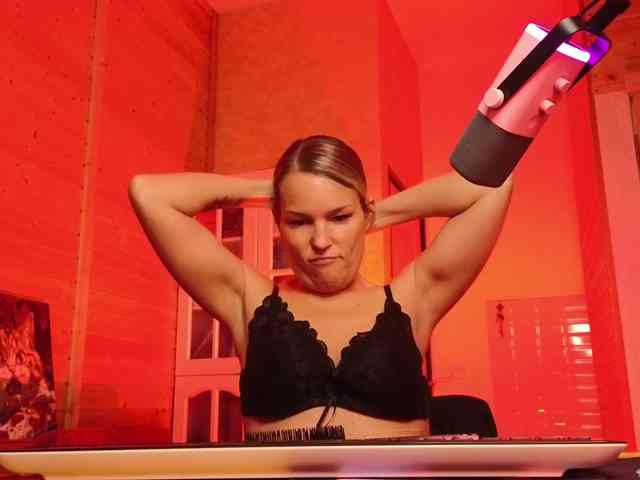 Findom_Lady_Shine webcam